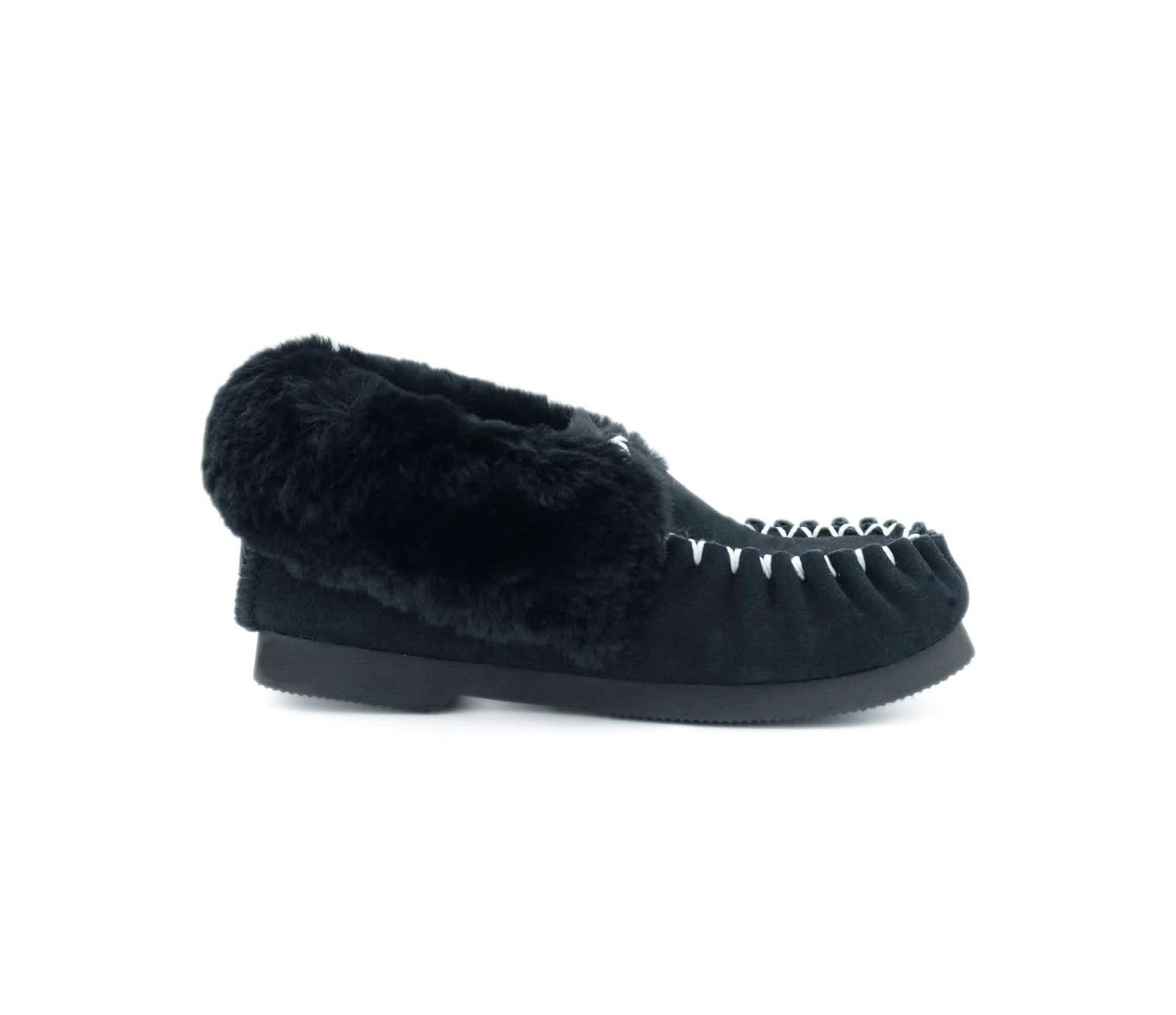 Black sheepskin moccasin slipper with fur lining, side view. - Yellow Earth Australia